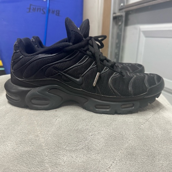 Mens NIKE AIR MAX PLUS TN Triple Black Shoes 604133-050 Tuned Air - Picture 1 of 6